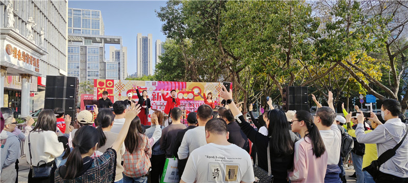 观众热情助威，现场气氛热烈
