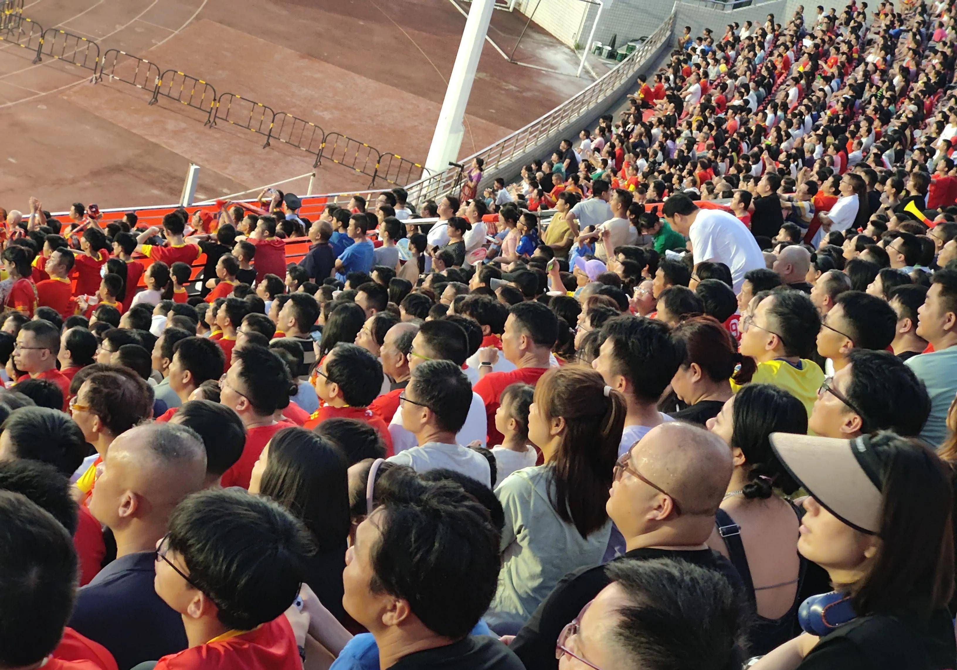 爱游戏官网活动-观众们在比赛中为球员们的出色表现喝彩！